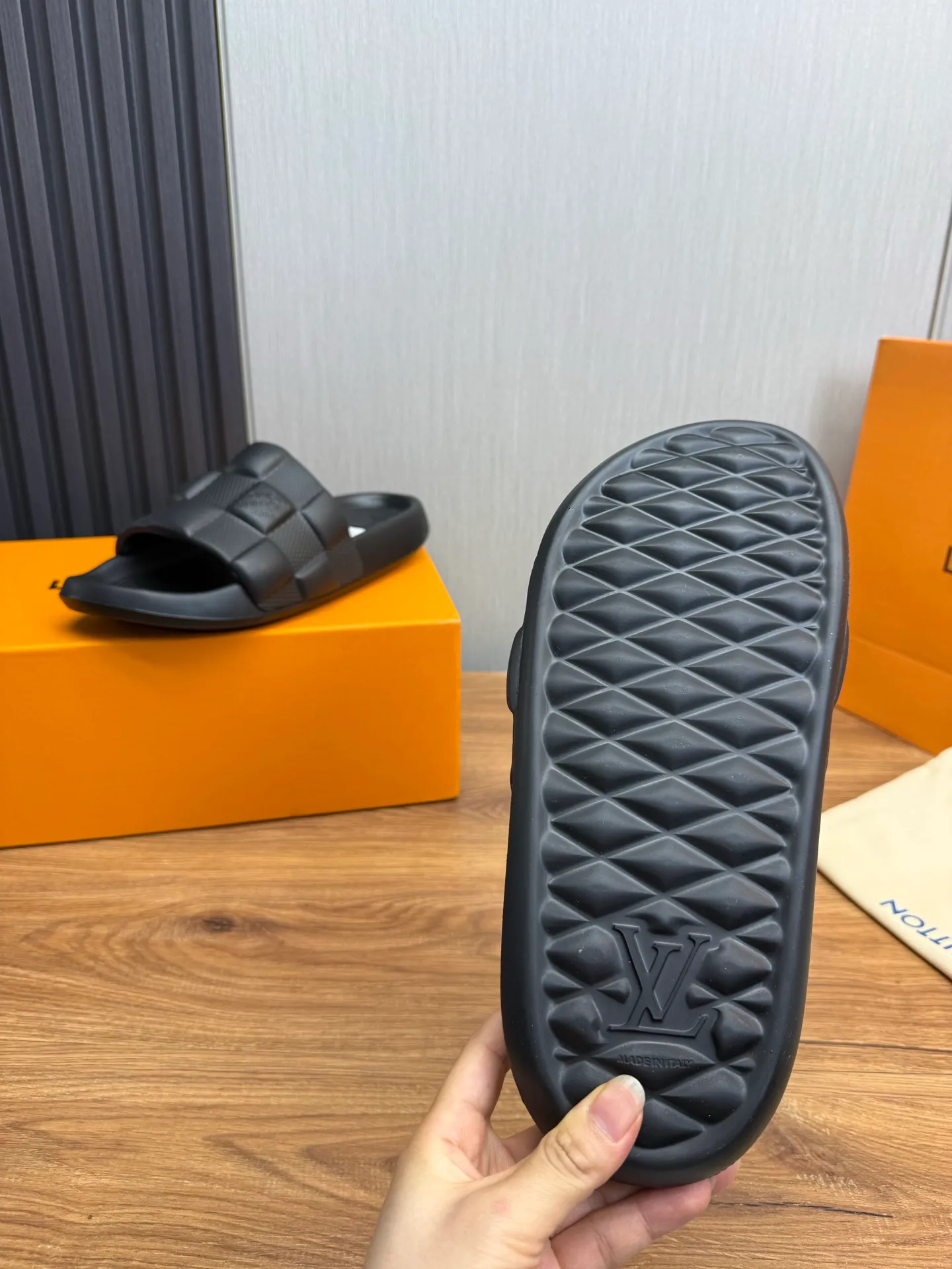 Men's shoes 💰260💰 ▪️LV's popular Little Red Book popular slippers hot sale: 1 shipment✅ Super textured and comfortable slippers, original TPU outsole. Authentic counter box drawer box packaging 🎁Size 38-45